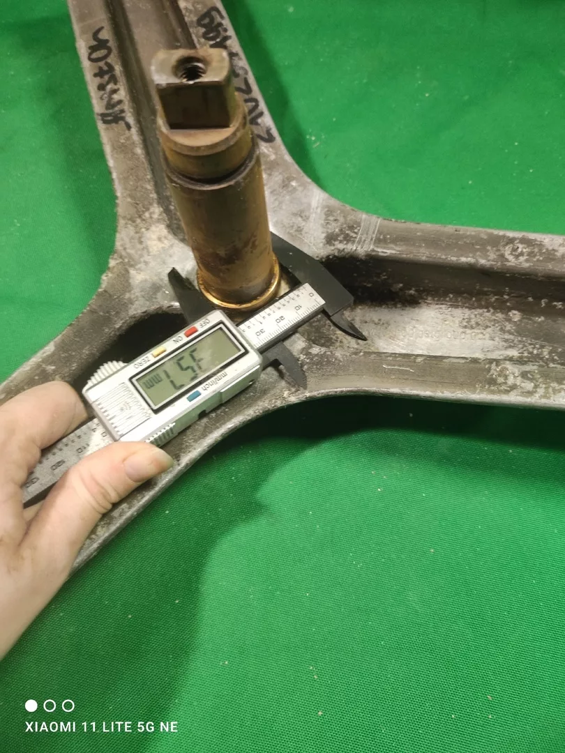 V6kmKYIda1c Крестовина Indesit 210239199