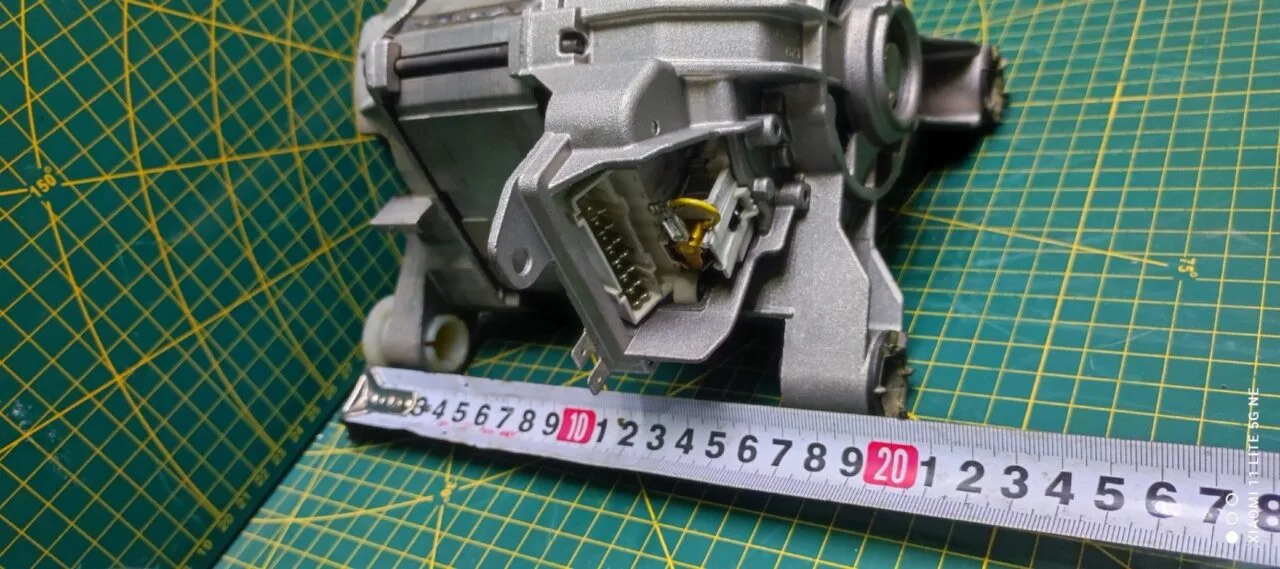 Двигатель Bosch 9000686075 7 контактов