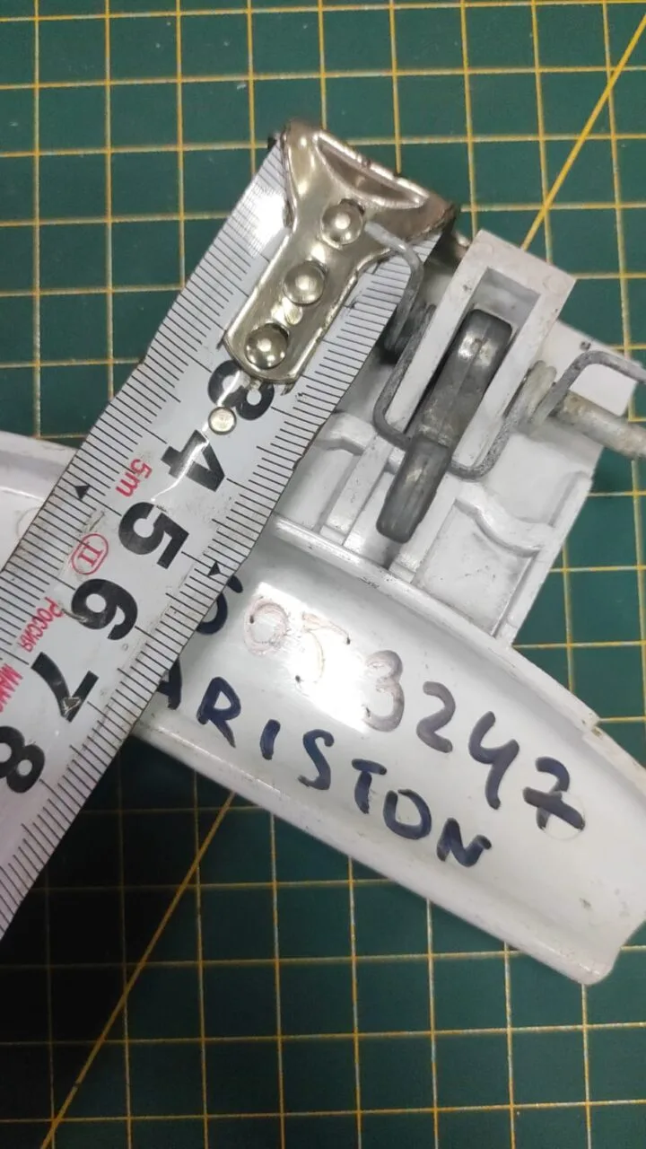 Ручка люка Ariston 3105053247 бел к стиральной машине