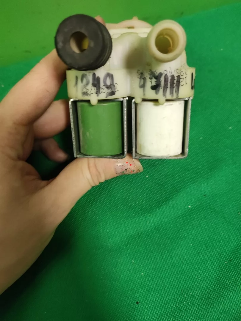 Клапан двойной Electrolux 124947111 фишка