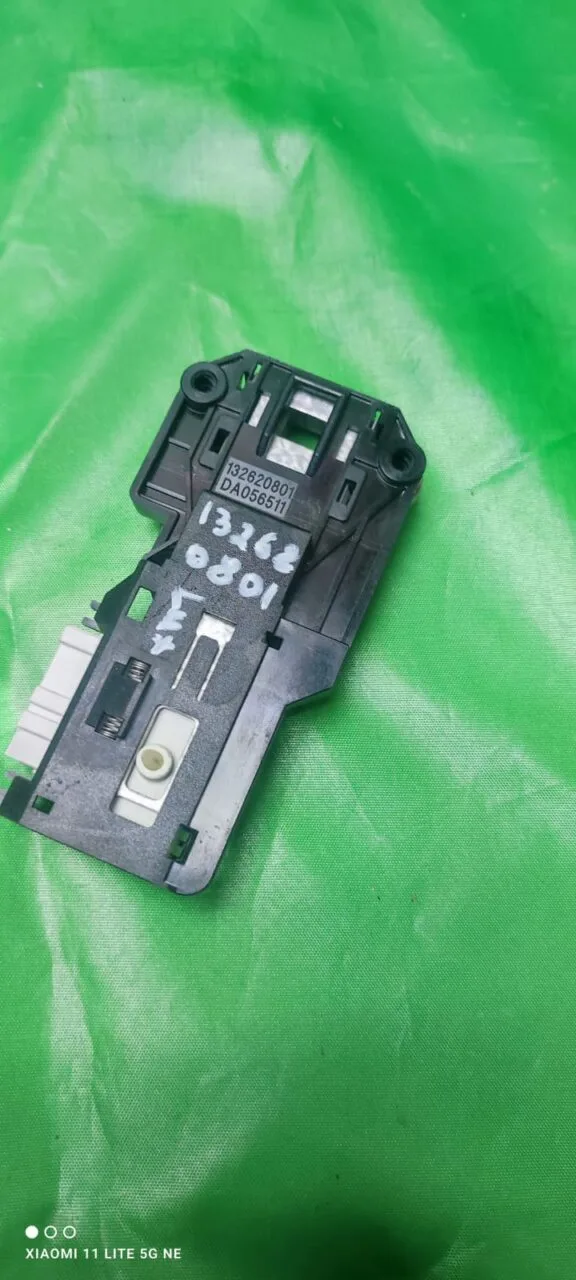 Замок люка (УБЛ) Electrolux 132620801