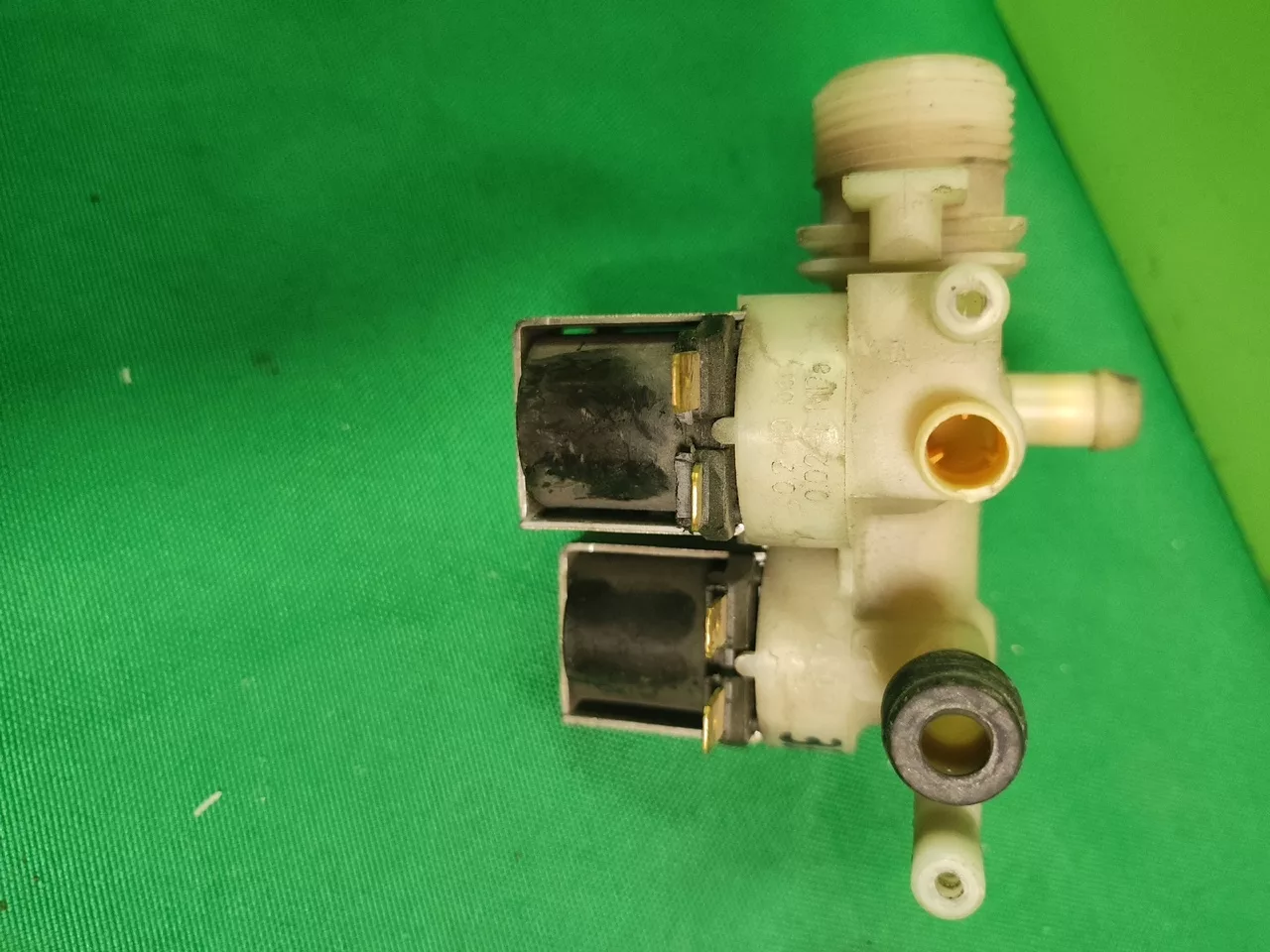 Клапан тройной Indesit 33690018 контакты
