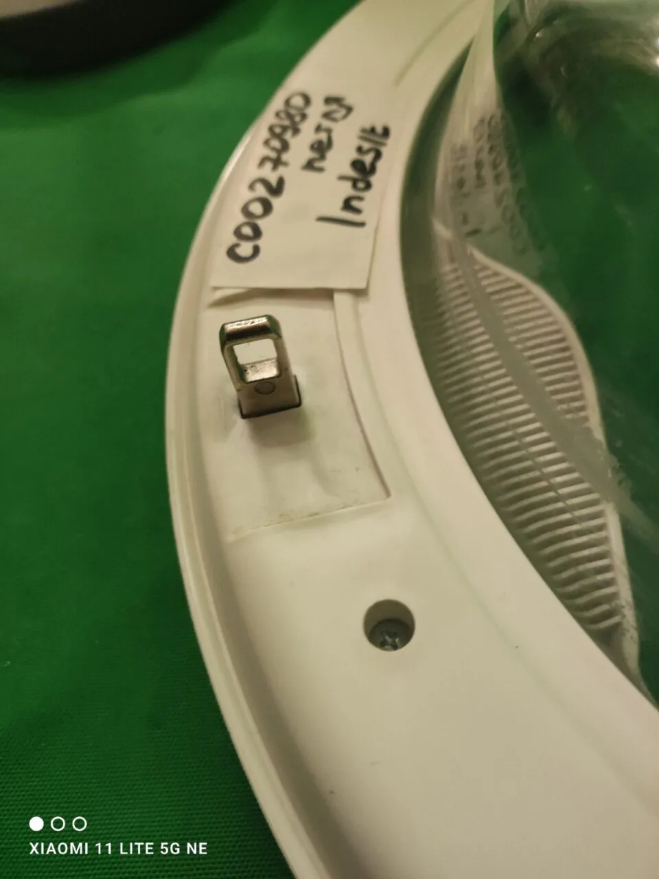 Люк INDESIT C00270980 Петля