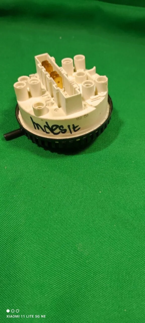 Прессостат Indesit 16001146900