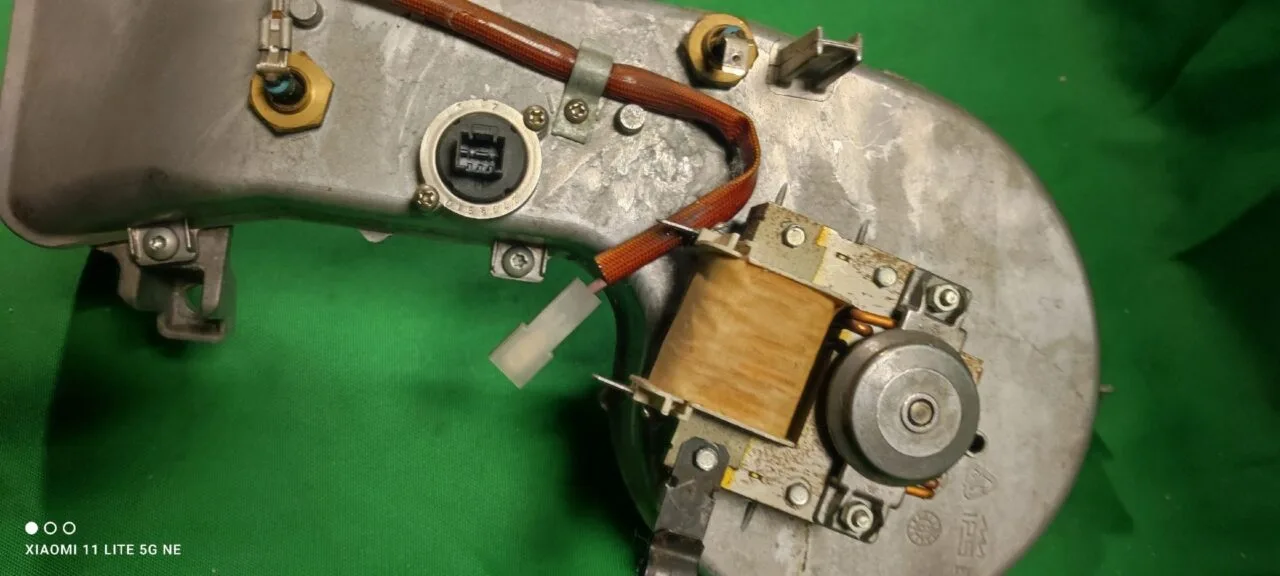 Мотор сушки Ariston 14000155301 в корпусе