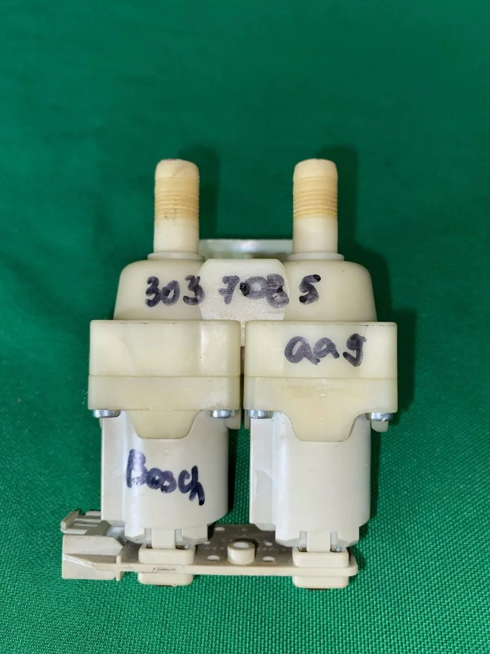 Клапан двойной Bosch 3037085AA9 3037084AA2