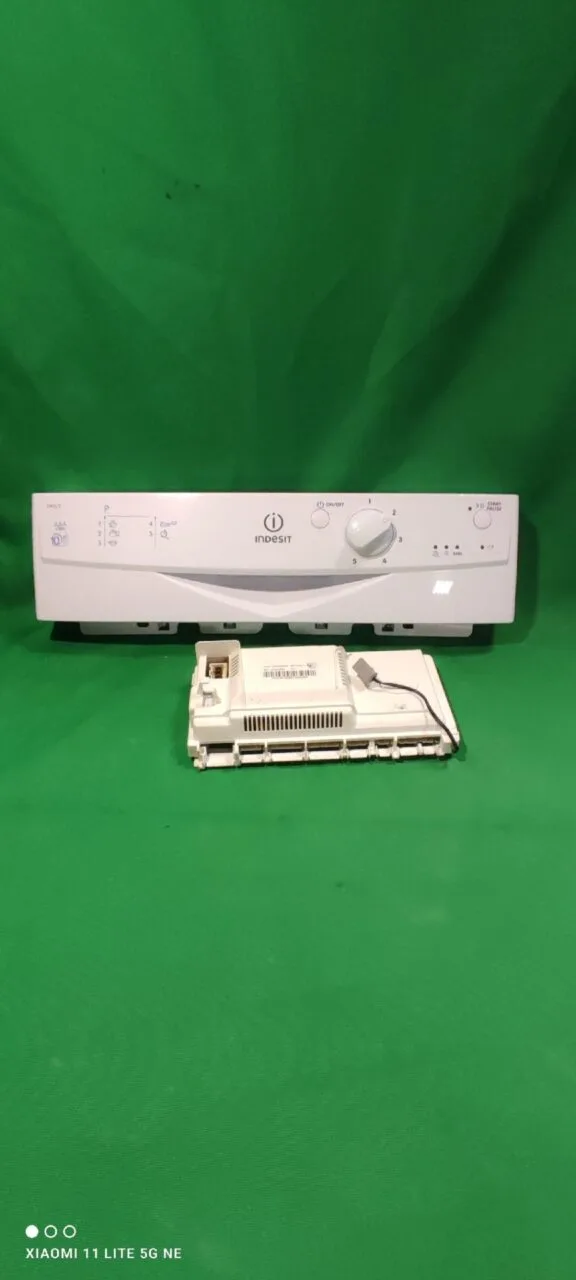 Панель с модулем Indesit DVLS5