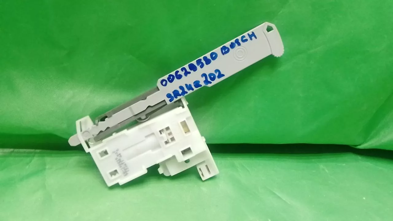 Замок дверцы Bosch 9000638631  для посудомоечной машины