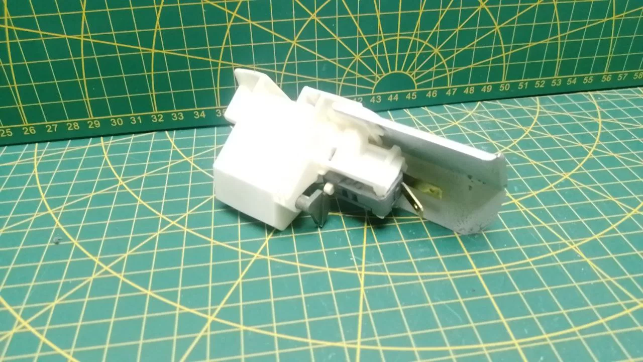 Замок дверцы AEG 111315061 для посудомоечной машины