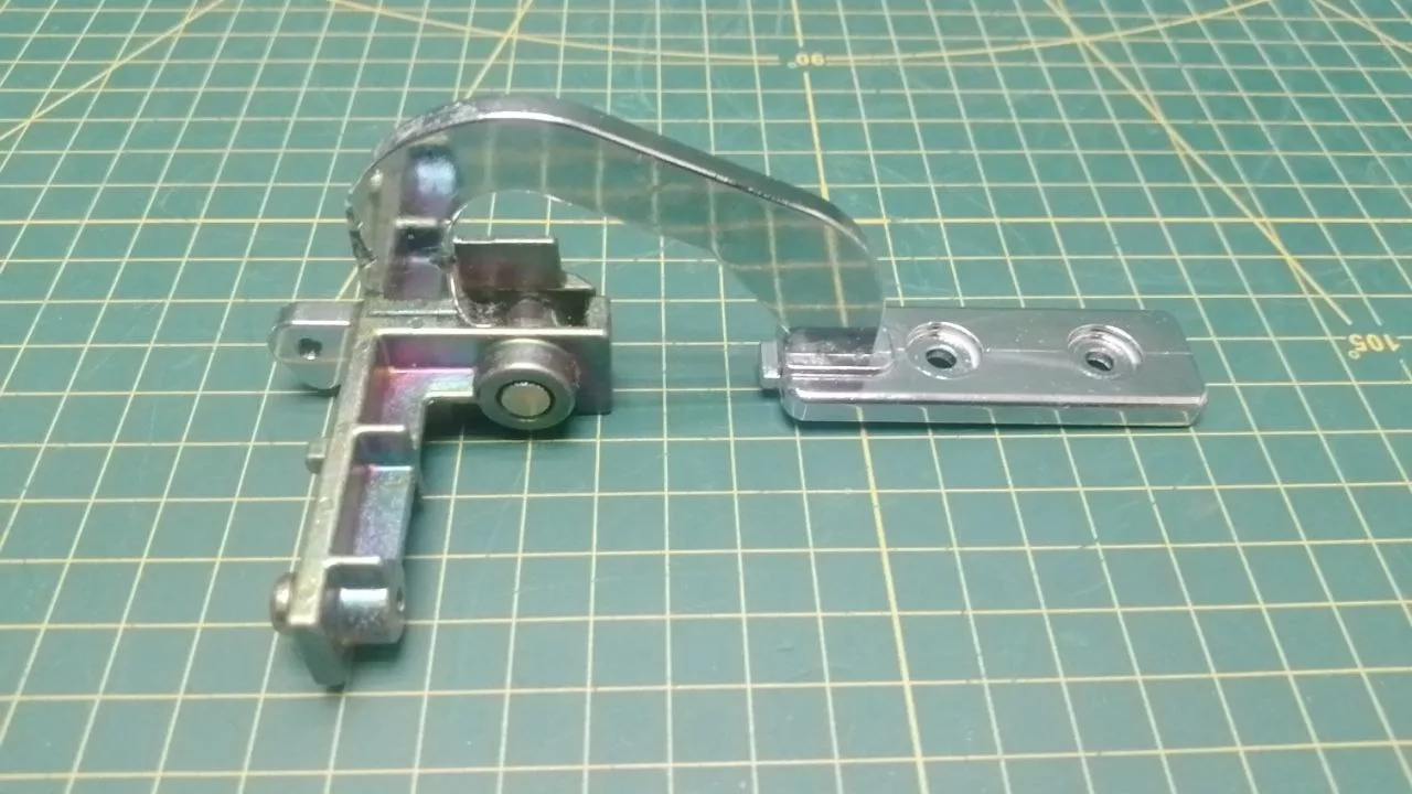Петля люка Miele 4240202 (левая) к вертикальной стиральной машине Петля люка Miele 4240202 (левая) к вертикальной стиральной машине