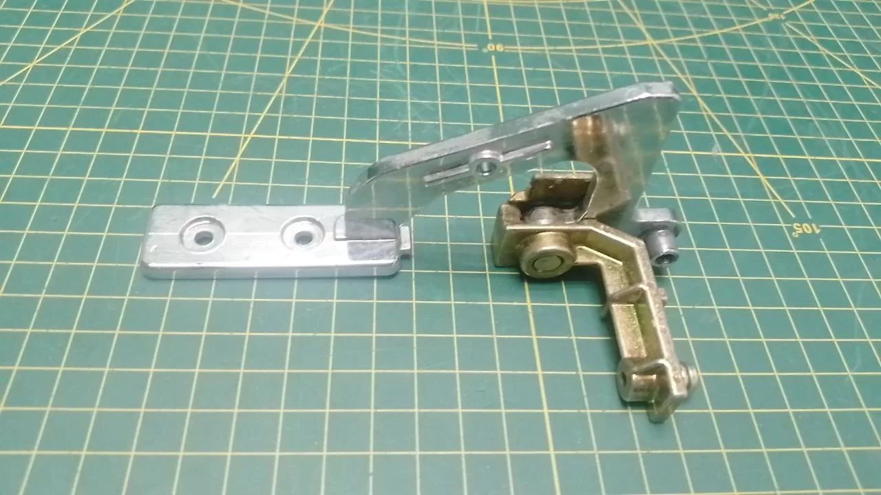 Петля люка Miele 4240213 (правая) к вертикальной стиральной машине Петля люка Miele 4240213 (правая) к вертикальной стиральной машине