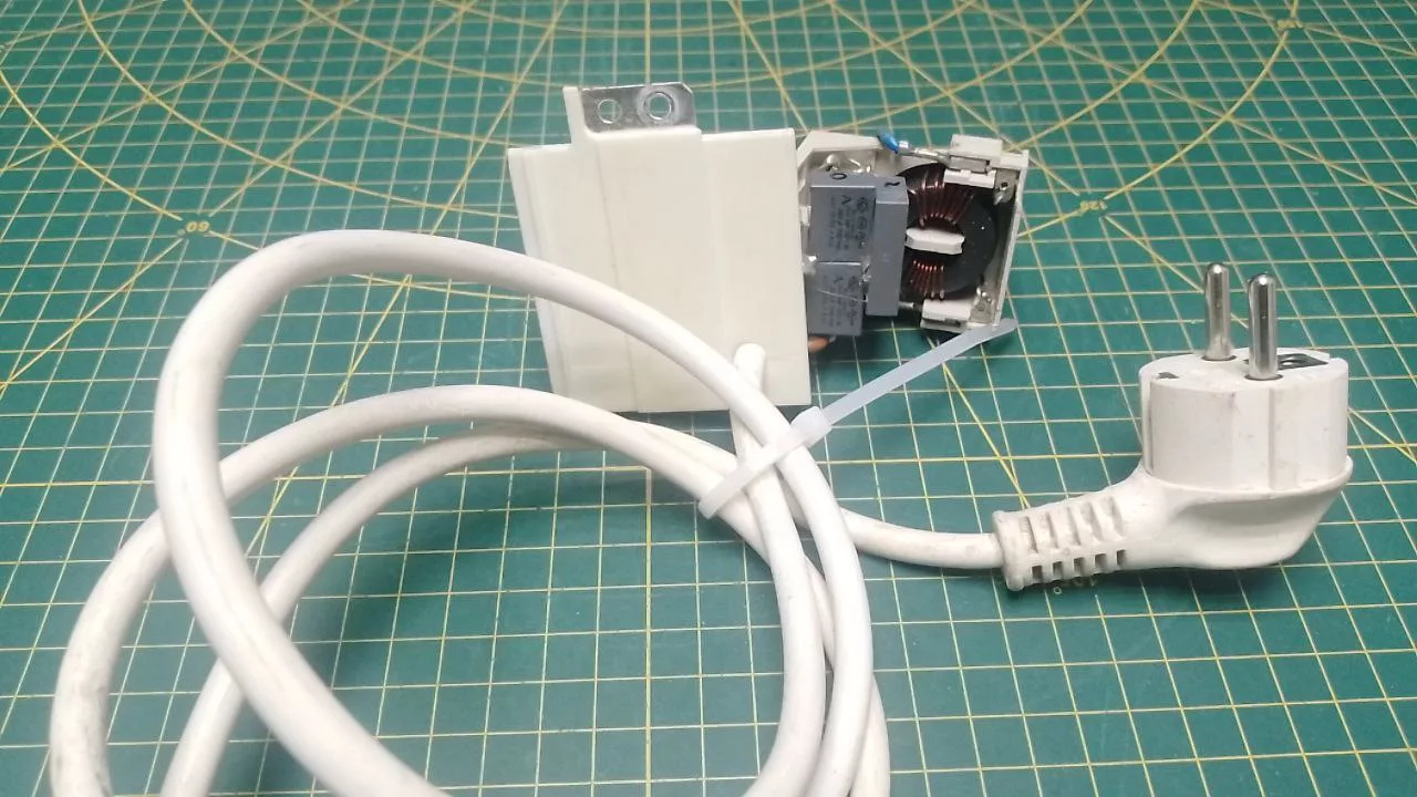 Сетевой фильтр с кабелем питания Ariston, Indesit PLF 00472705100 A PLF 20472703101 к стиральной машине