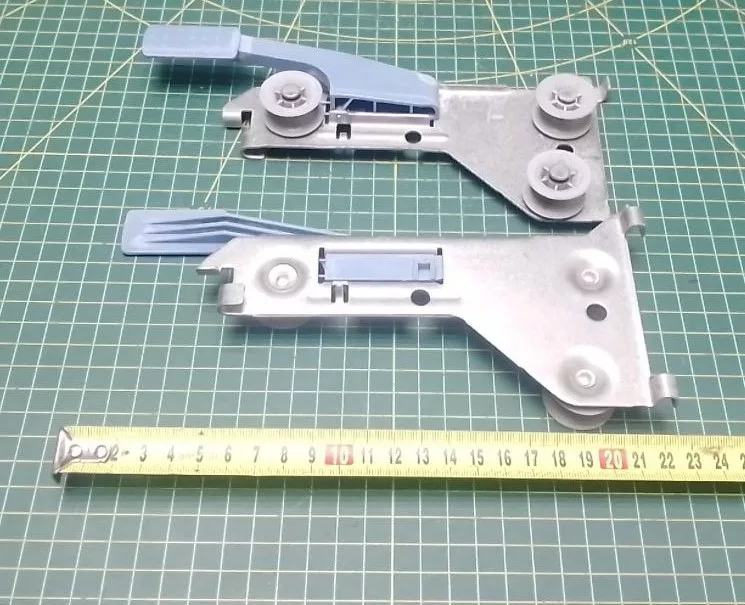 Держатели роликов корзины Bosch 648541 (правый и левый) к посудомоечной машине