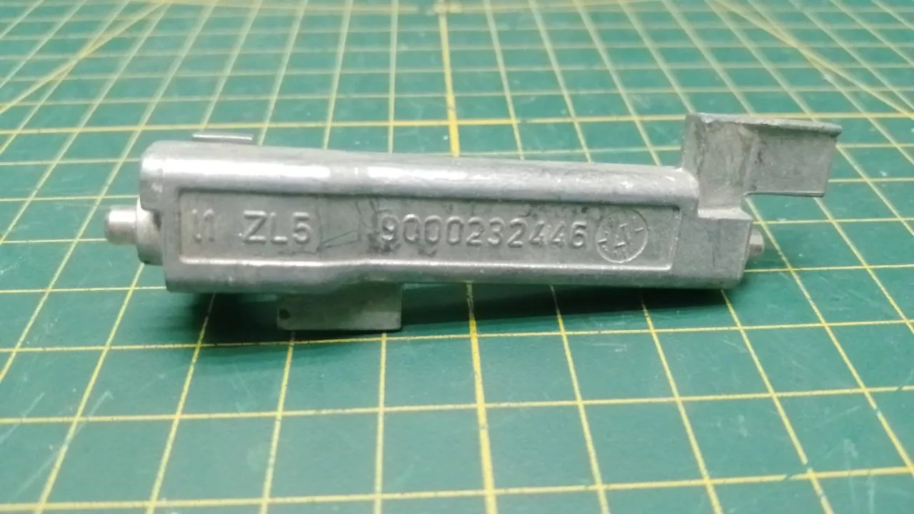 Крючок дверцы люка Bosch 9000232446 к стиральной машине