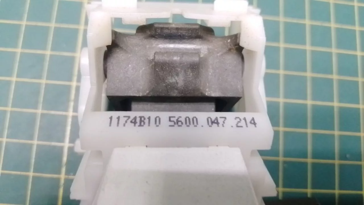 Замок дверцы люка Bosch 5600047214 к посудомоечной машине