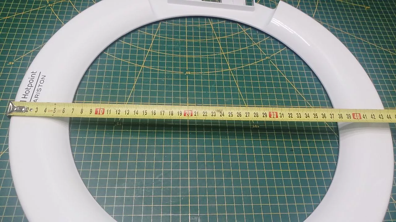 Обрамление внешнее Ariston 250006731 (белое) к стиральной машине
