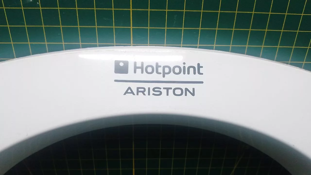 Обрамление внешнее Ariston 250005300 (белое) к стиральной машине