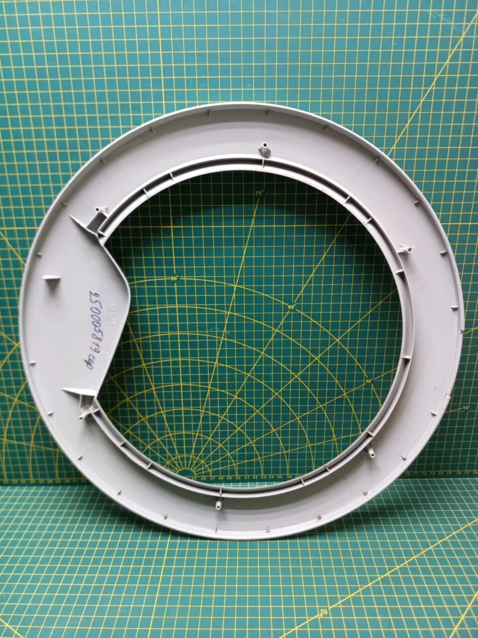 Обрамление внешнее Ariston Indesit 250005819 сер