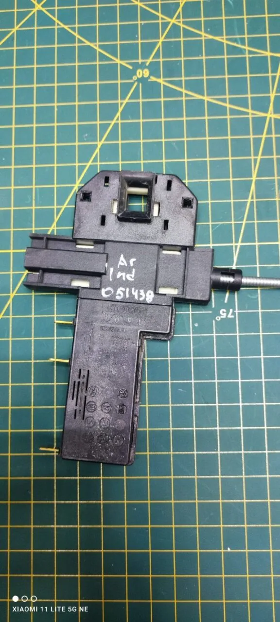 Замок люка (УБЛ) Ariston 051438