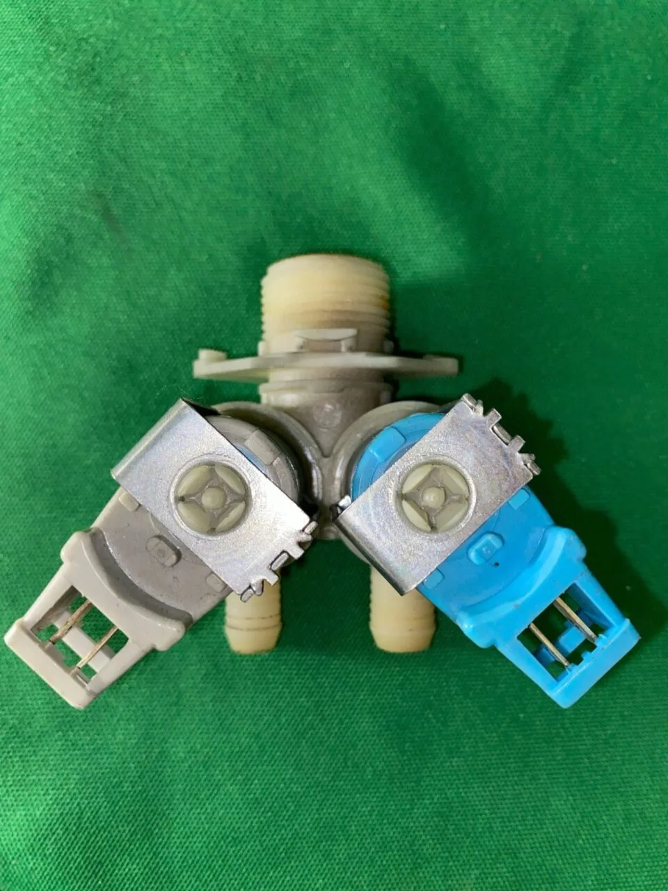 Клапан двойной Electrolux 132506301 фишка