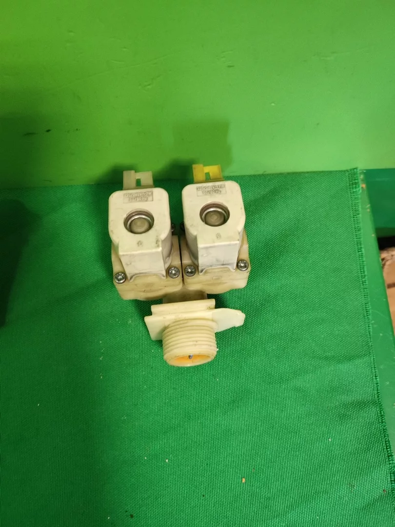 zuJWR4dLR5c Клапан двойной Bosch 3037081AB6 фишка