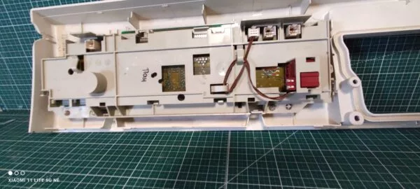 Панель Bosch WFW2831 с дефектом
