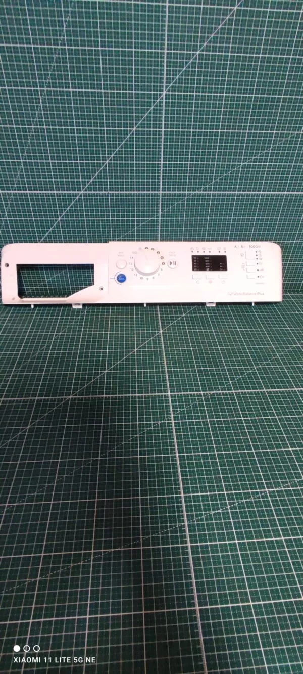 Панель Indesit BWUA 51051 с дефектом пластика