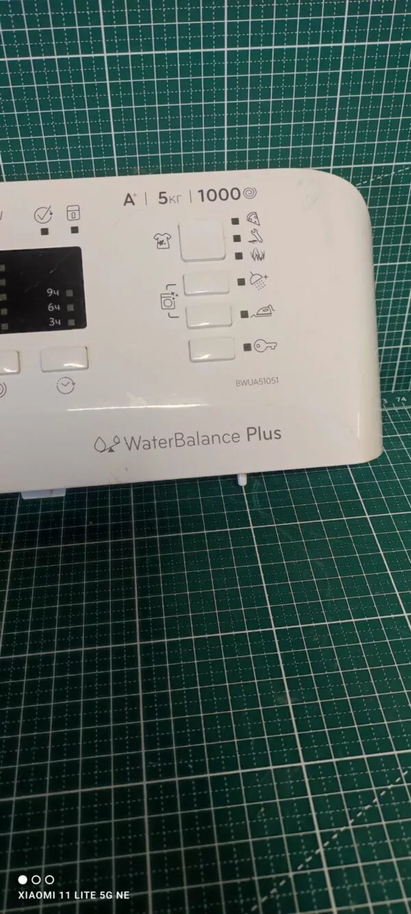 Панель Indesit BWUA 51051 с дефектом пластика