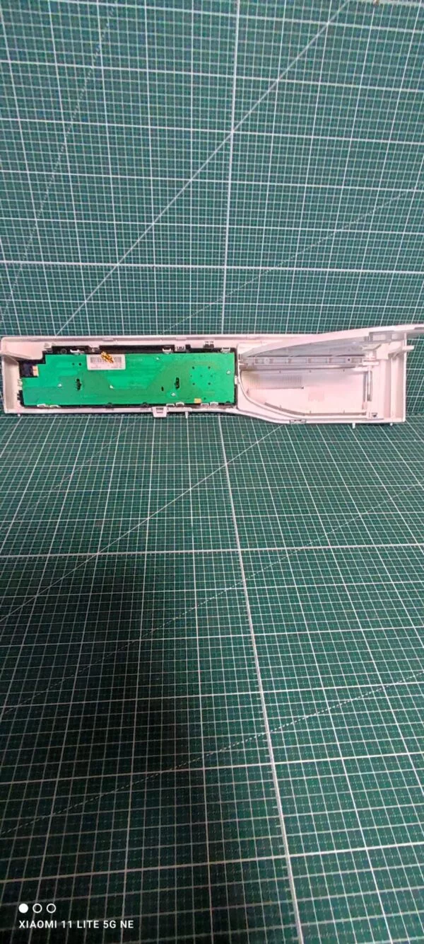 Панель Ariston RST 602 с дефектом пластика