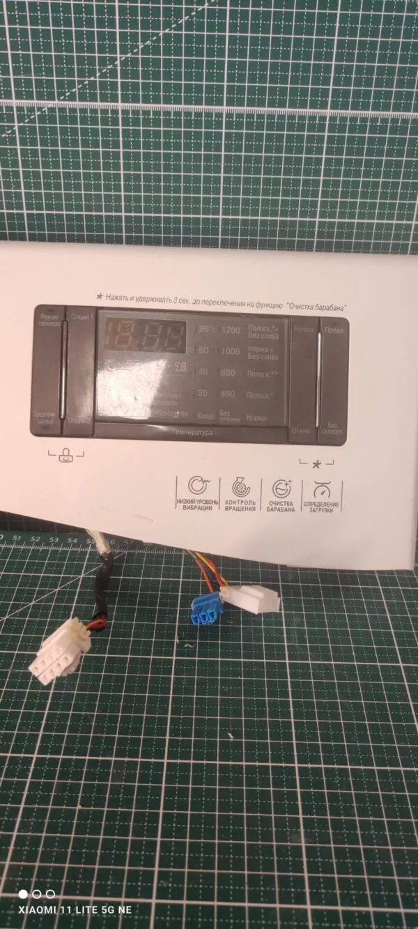 Панель LG F1294ND с дефектом пластика