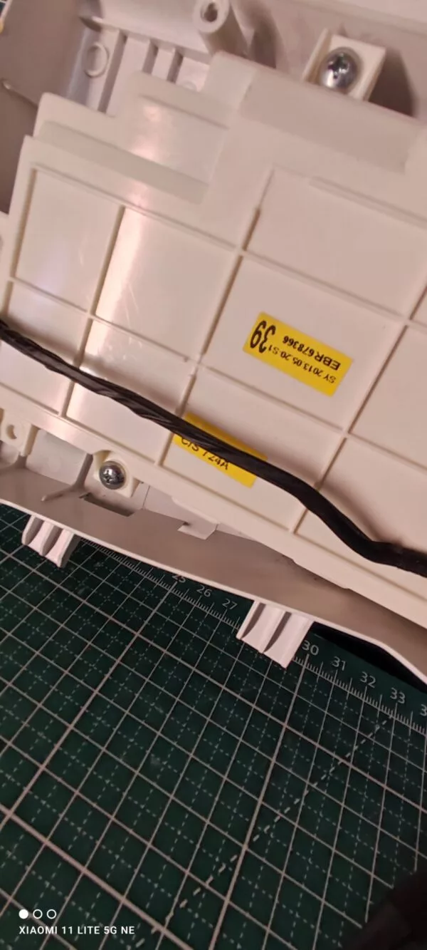 Панель LG F1294ND с дефектом пластика