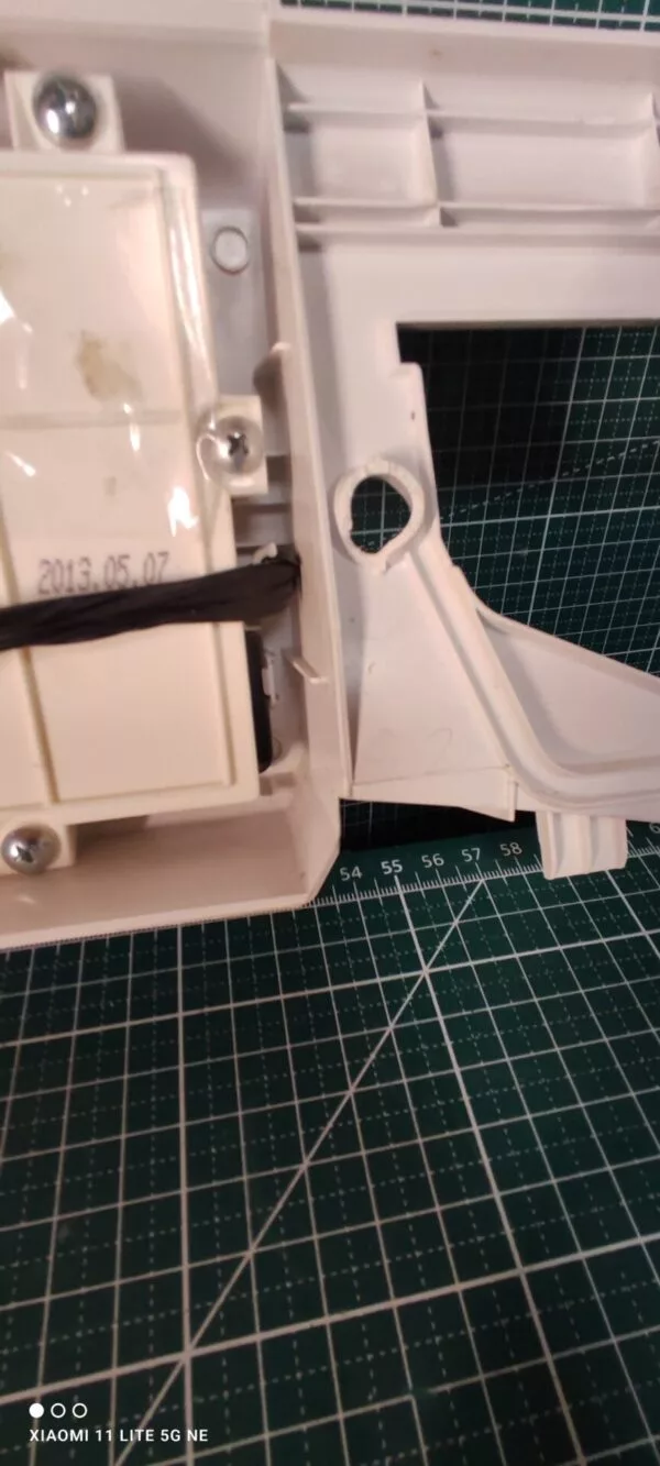 Панель LG F1294ND с дефектом пластика