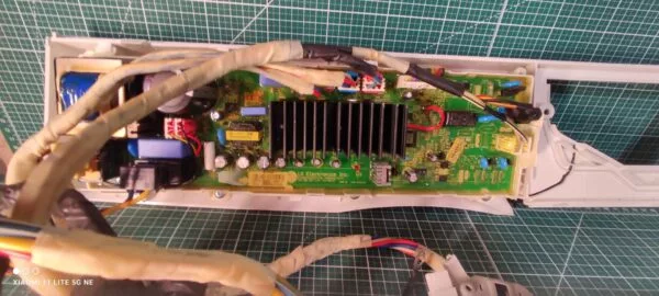 Модуль LG M10B9SD1 с дефектом пластика