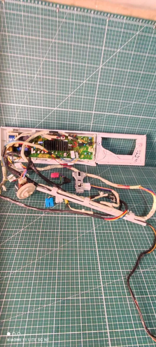 Модуль LG M10B9SD1 с дефектом пластика