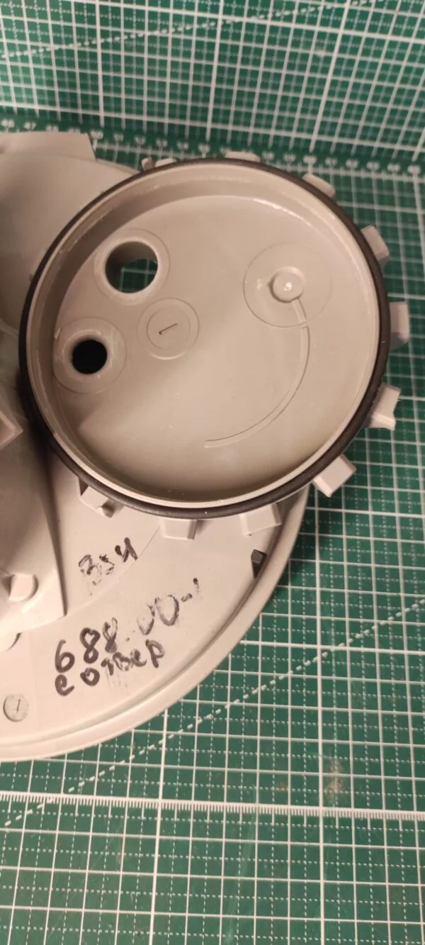 Чаша Bosch 688100-1 с отверстием под датчик