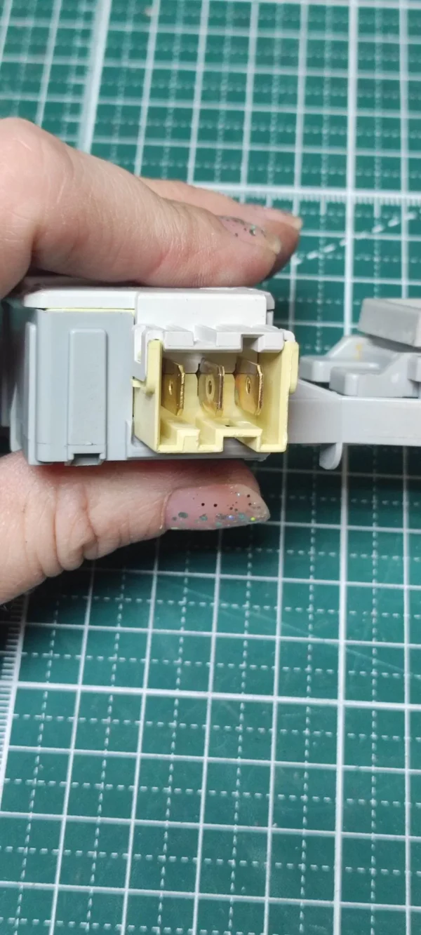 Устройство блокировки люка (УБЛ) Electrolux 132846901