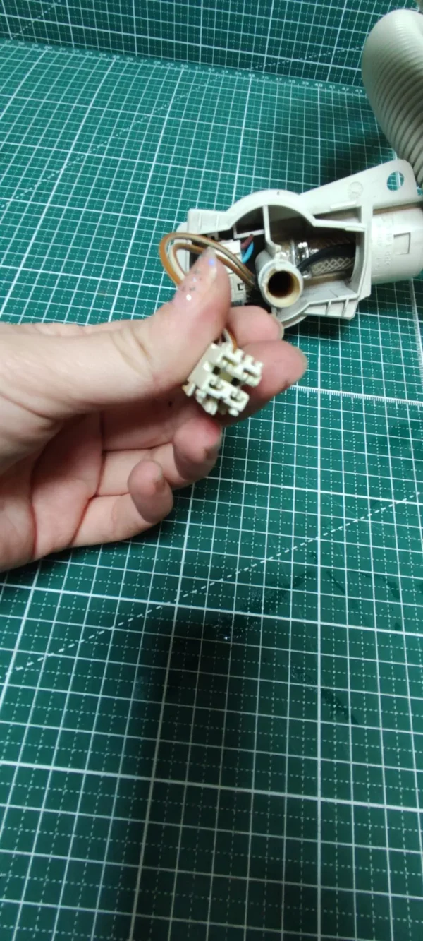 Шланг аквастопа Miele 04742484