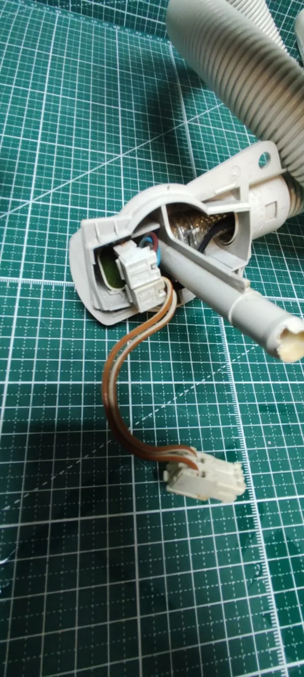 Шланг аквастопа Miele 04742484
