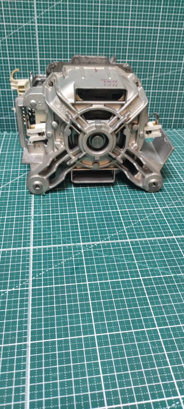 Двигатель Electrolux 379261461 6конт.