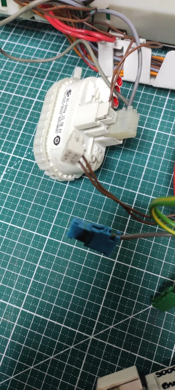 Модуль Bosch WLX 24461 OE с дефектом