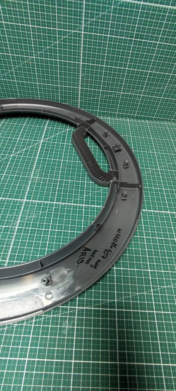 Внешнее обрамление Ariston W 11086107 под петлю